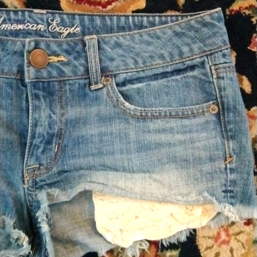 AMERICAN EAGLE- Lace Exposed Pocket Jean Shirt Cut Offs Size 8 - Picture 3 of 7